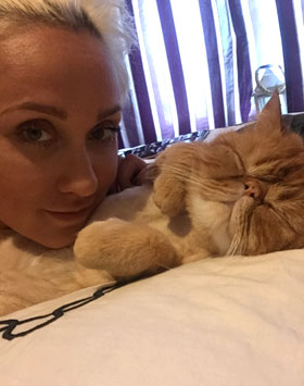 певица Ксана Сергиенко и ее кот
